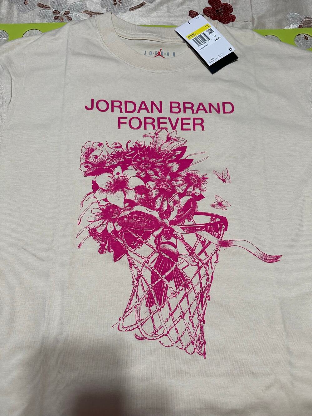 *NWT* NIKE Woman’s Oversized T-shirt (pink/beige) - Small